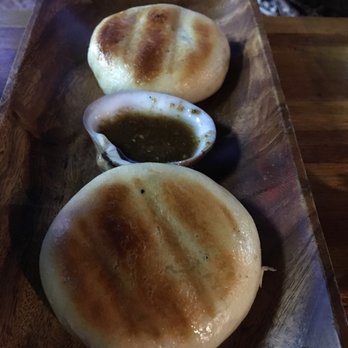 Apu Nena - Pao pao: pan al vapor, cereza, queso azul y pimienta szechuan - Pan Asian Near Me - Buenos Aires, C