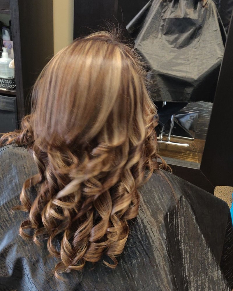 Ana Aguilar - Reyna Bella Beauty Salon Logo