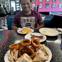 Mel's Diner - Happy camper
