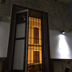 El Bote - The high ceilings and large windows make it cool when it gets warm with a lot of people inside.