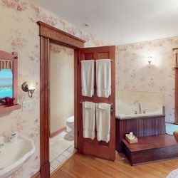 Bella Rose Bed and Breakfast - The Suite also has a shower in addition to the double jetted tub :)