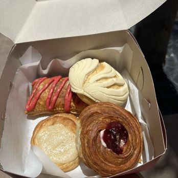 SPLIT Bakehouse - Poptart, concha , cream cheese danish, cronut - Vegan Near Me - La Mesa, California