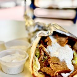 He makes 2 different sauces. Tzatziki & creamy garlic. Both amazeballs, however, creamy garlic I dream about A MUST ORDER OuiOui :)...