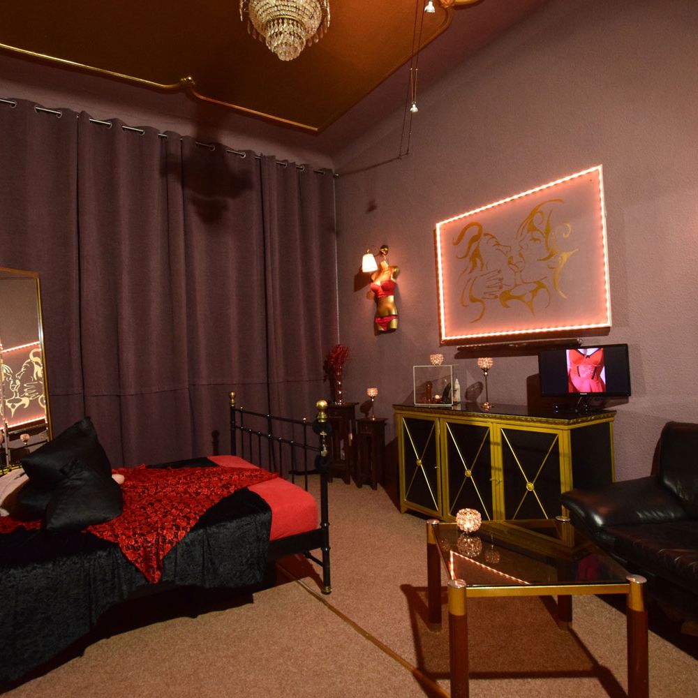 Lesbian dugonasining eshaklarini chuqur yalaydi 35 yoshdan oshgan yalangoch porno ayollar