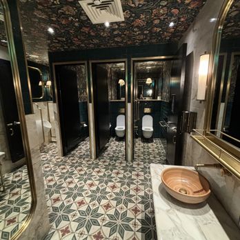 Elephant & Castle - Restroom from the hotel side - Restaurants Near Me - Galway, G