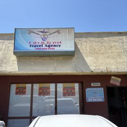 Lukyds Travel - Store Front