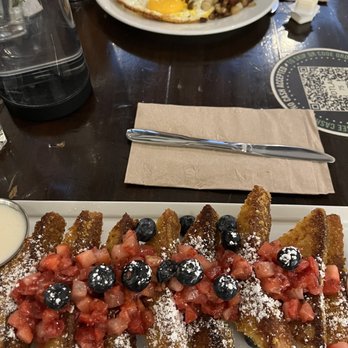 Blu Jam Cafe - Crunchy French Toast - Breakfast & Brunch Near Me - Los Angeles, California Blu Jam Cafe - Crunchy French Toast - Breakfast & Brunch Near Me - Los Angeles, California