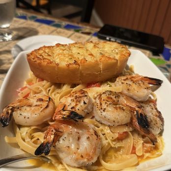 Indigo Moon - Fettuccine with prawns and garlic bread - New American Near Me - Cambria, California Indigo Moon - Fettuccine with prawns and garlic bread - New American Near Me - Cambria, California