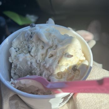 Baskin-Robbins Ice Cream - 2 scoops of ice cream, with one being cookies and cream and one being cookie dough - Ice Cream & Frozen Yogurt Near Me - Hayward, California Baskin-Robbins Ice Cream - 2 scoops of ice cream, with one being cookies and cream and one being cookie dough - Ice Cream & Frozen Yogurt Near Me - Hayward, California