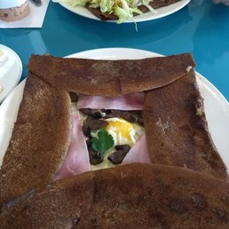 La Reine: buckwheat flour (is gluten free), sauteed mushrooms with garlic and herbs, ham, Swiss Cheese and sunny side egg