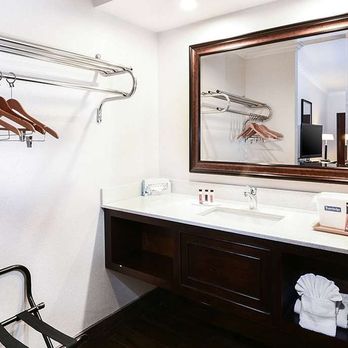 Travelodge by Wyndham - Guest room bath - Hotels Near Me - Commerce, California Travelodge by Wyndham - Guest room bath - Hotels Near Me - Commerce, California