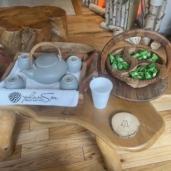 Yihan Spa - Front desk reception snacks - Massage Therapy Near Me - New York, New York Yihan Spa - Front desk reception snacks - Massage Therapy Near Me - New York, New York