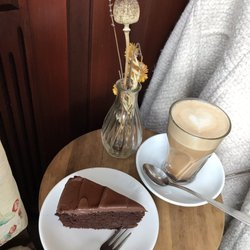 Koffie Ende Koeck - Lemongrass Chai Latte and vegan chocolate cake