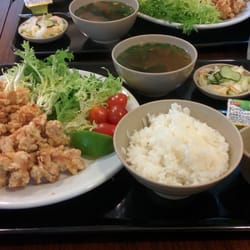 Lamen House - Karaguê teishoku  frango empanado com vários acompanhamentos (tsukemono é muito bom )