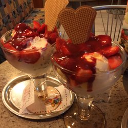 Eiscafe Dolomiti - Die Eisdiele hat in der Gegend am längsten auf. Sehr lecker. Sehr freundliche Bedienung.