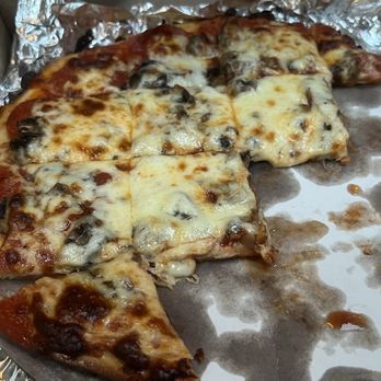 Top Hat Sports Grill - Pepperoni and mushroom pizza. - Barbeque Near Me - Piqua, Ohio Top Hat Sports Grill - Pepperoni and mushroom pizza. - Barbeque Near Me - Piqua, Ohio
