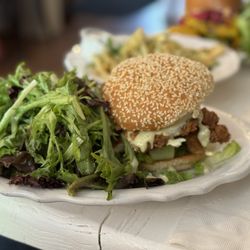 Maeberrie Market - Fried chicken sandwich