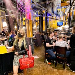Schwerelos - @skylas.tag: Was für eine verrückte Idee. hier kommt das Essen in kleinen Töpfen eine Achterbahn herunter gesaust