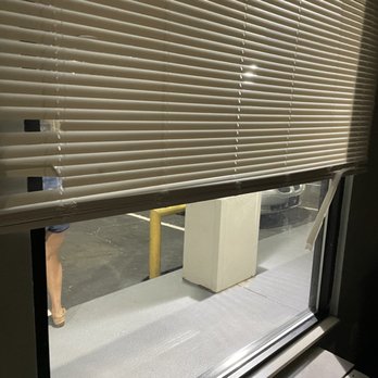 Baymont by Wyndham Covington - Broken blinds are a sure sign it's ghetto - Hotels Near Me - Covington, Georgia