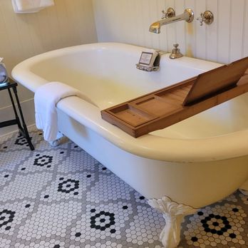 Tallman Hotel - Claw foot tub - Hotels Near Me - Upper Lake, California Tallman Hotel - Claw foot tub - Hotels Near Me - Upper Lake, California