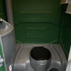Hawaii Johns - VIP-Fresh Water Flushing unit with Sink (Interior)