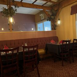 Italianna's Ristorante and Gelateria - Front dining area