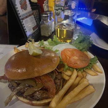 Emmett's Brewing - Angus Burger and an 1871 - Breweries Near Me - Downers Grove, Illinois