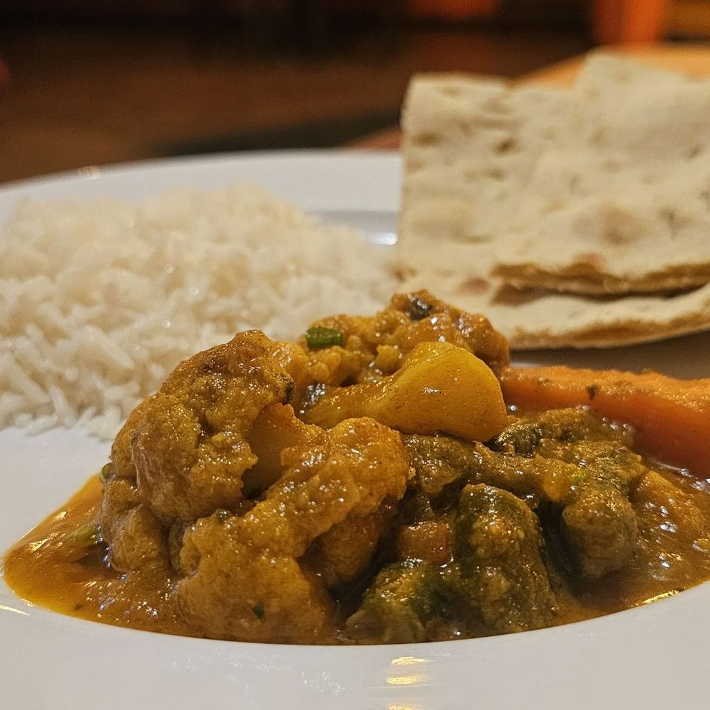 Cumin Restaurant - Vegetable curry and Tandori Roti. Vegan plate - Indian Near Me - Santa Rosa, California Cumin Restaurant - Vegetable curry and Tandori Roti. Vegan plate - Indian Near Me - Santa Rosa, California