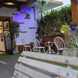 Gelato 101 - Outside sitting area