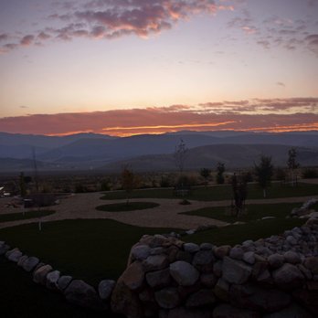 Indian Ridge Lodge - Sunrises and sunsets in Indianola Valley are magnificent! The yard is also very nice. - Bed & Breakfast Near Me - Fairview, Utah