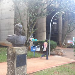 Biblioteca Central da UnB - Biblioteca Central dos Estudantes -BCE.Fachada. Busto de Simon Bolivar.