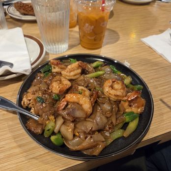 Charm Siam Restaurant - pad see ew with shrimp - Noodles Near Me - Long Beach, California