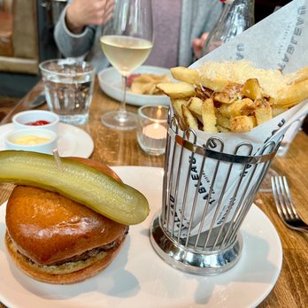 Tableau Bar Bistro - Le Burger - 6oz, La Sauvagine, bacon, Dijon, frites - Bars Near Me - Vancouver, British Columbia