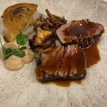 Le Train Bleu - Casserole of beef tenderloin, baked potatoes "à la boulangère", girolle mushroom jus - French Near Me - Paris, 75 Le Train Bleu - Casserole of beef tenderloin, baked potatoes "à la boulangère", girolle mushroom jus - French Near Me - Paris, 75
