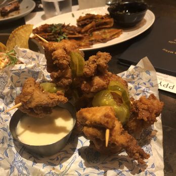 Earls Kitchen + Bar - Happy hour bites - Cocktail Bars Near Me - Honolulu, Hawaii