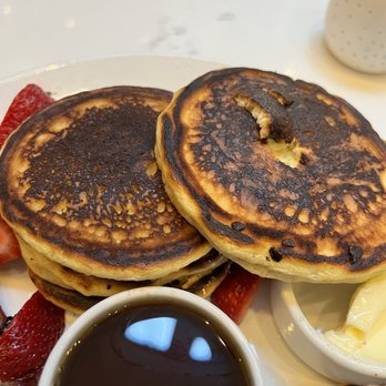 Taft Díaz - As you can see, my pancakes were very burned. I'm surprised they served them to me like this, but I was in a rush so I ate them - New American Near Me - El Paso, Texas