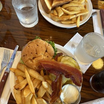 Casey's Tavern - Burger - Pubs Near Me - Ann Arbor, Michigan