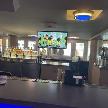 LandShark Bar & Grill - Miami Bayside - Bar area - Bars Near Me - Miami, Florida
