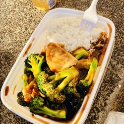 Kim Yeun - Chicken and Broccoli with White Rice