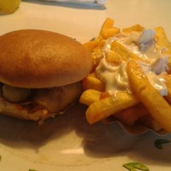 Peters Grill & Imbiss - Hamburger, Pommes/Mayo 4,10€