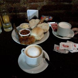 Lugar recomendable, los panes y medialunas calientes riquísimo! Tienen merienda matera ( te dan termo mate y yerba!) buenísimo!