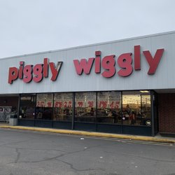 Piggly Wiggly - The front of the store