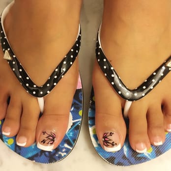 Golden Nails - French Tip with Flower Design by Mary. - Nail Salons Near Me - Honolulu, Hawaii