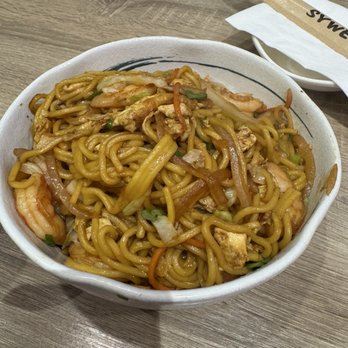 Little Pan - Shrimp chow mein (shrimp was on the bottom too) - Chinese Near Me - Santa Ana, California Little Pan - Shrimp chow mein (shrimp was on the bottom too) - Chinese Near Me - Santa Ana, California