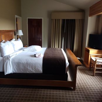 Pine Ridge Inn - Bedroom - Hotels Near Me - Bend, Oregon