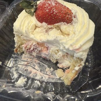 Elisa Pastry - Strawberry Slice Swiss Roll Cake - Desserts Near Me - Austin, Texas Elisa Pastry - Strawberry Slice Swiss Roll Cake - Desserts Near Me - Austin, Texas