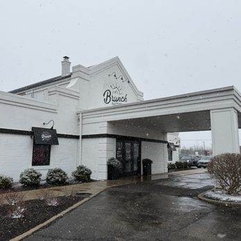 Brunch Factory - Storefront, with a dropoff and pickup lane. - Breakfast & Brunch Near Me - Riverwoods, Illinois