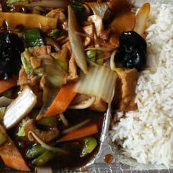 Goldener Drache - 110 als Takeaway - Reis mit Tofu und Gemüse in Sojasauce