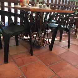 Restaurant la Grotte des Tunnels - Die Tischfüße sind von einer alten Nähmaschine...