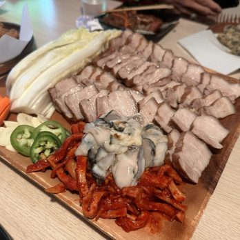 Jagalchi - Full Platter of Bossam w/Oysters - Korean Near Me - Honolulu, Hawaii Jagalchi - Full Platter of Bossam w/Oysters - Korean Near Me - Honolulu, Hawaii